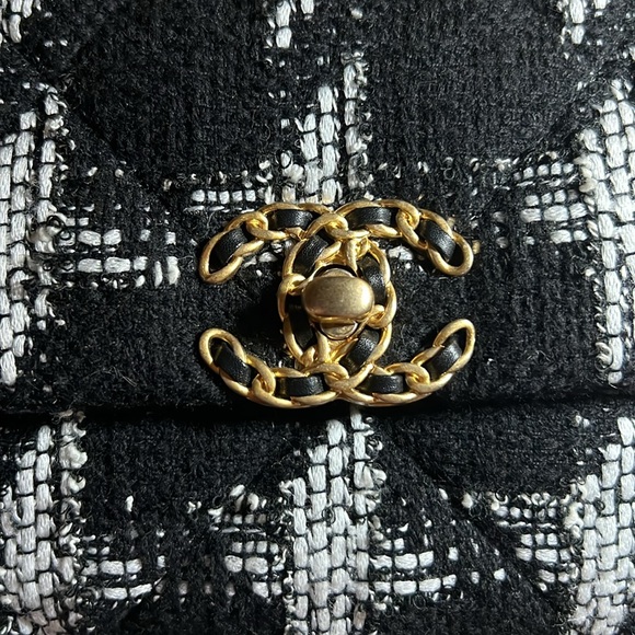 ❌SOLD❌✨Chanel 19 Quilted Houndstooth Tweed Medium Flap Bag. COA included. - Picture 5 of 12